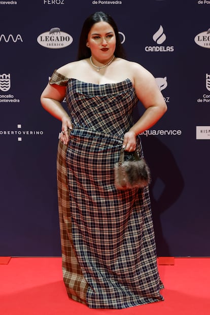 Laura Galán ('Cerdita') fue de las pocas invitadas que se atrevió con los estampados. En su caso, con los cuadros de este vestido de Bibencia que completó con joyas Majorica.