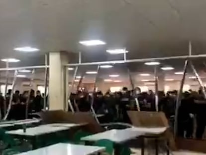 Estudiantes de la Universidad de Hormozgan derriban la pared divisoria que segrega a hombres y mujeres en la cafetería de la facultad, octubre de 2022.