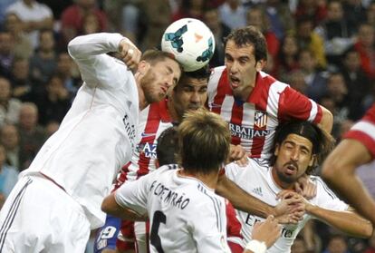 Ramos, Costa, Godín y Khedira pugnan por el balón en un córner
