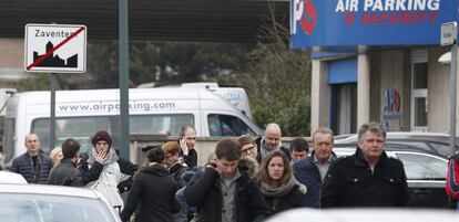 Diverses persones abandonen l'aeroport després de les explosions del 22 de març.