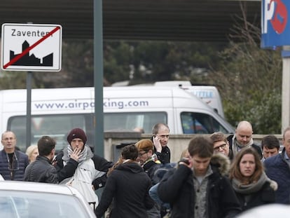 Diverses persones abandonen l'aeroport després de les explosions del 22 de març.