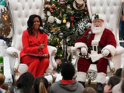 Michelle Obama en un evento navideño celebrado en el hospital infantil de Colorado, junto a Papá Noel, el 13 de diciembre de 2018.