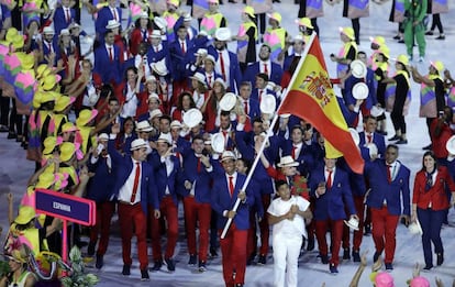 Nadal, bandera en mano, encabeza la delegaci&oacute;n espa&ntilde;ola en Maracan&aacute;. 