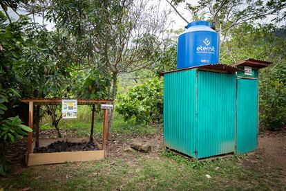 Las organizaciones impulsoras del proyecto indicaron a las familias construir la parcela de compost en una zona acotada y alejada de sus viviendas. Las familias obtienen el compost de la descomposición de residuos orgánicos, como el material vegetal que se obtiene de los campos o el estiércol de los animales. El proceso se prolonga unos tres meses. Cada quince días se tiene que remover el material y echar cal para mejorar su pH. Anteriormente, muchas familias no conocían el compost como abono natural. Ahora, según Aprodes, su utilización ha mejorado la estructura del suelo, incorporado microorganismos beneficiosos, reducido la erosión, aumentado la retención de nutrientes y mejorado el cultivo.