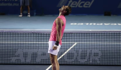 Nadal celebra la victoria contra Dimitrov en Acapulco.