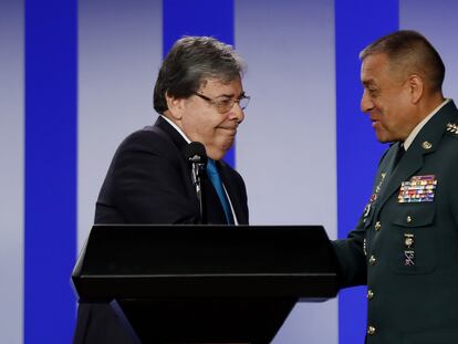 El ministro colombiano de Defensa, Carlos Holmes Trujillo, junto al comandante de las Fuerzas Militares, general Luis Fernando Navarro.