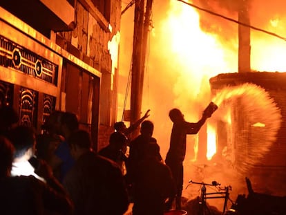 Las imágenes del incendio en el casco antiguo de Dacca (Bangladés)