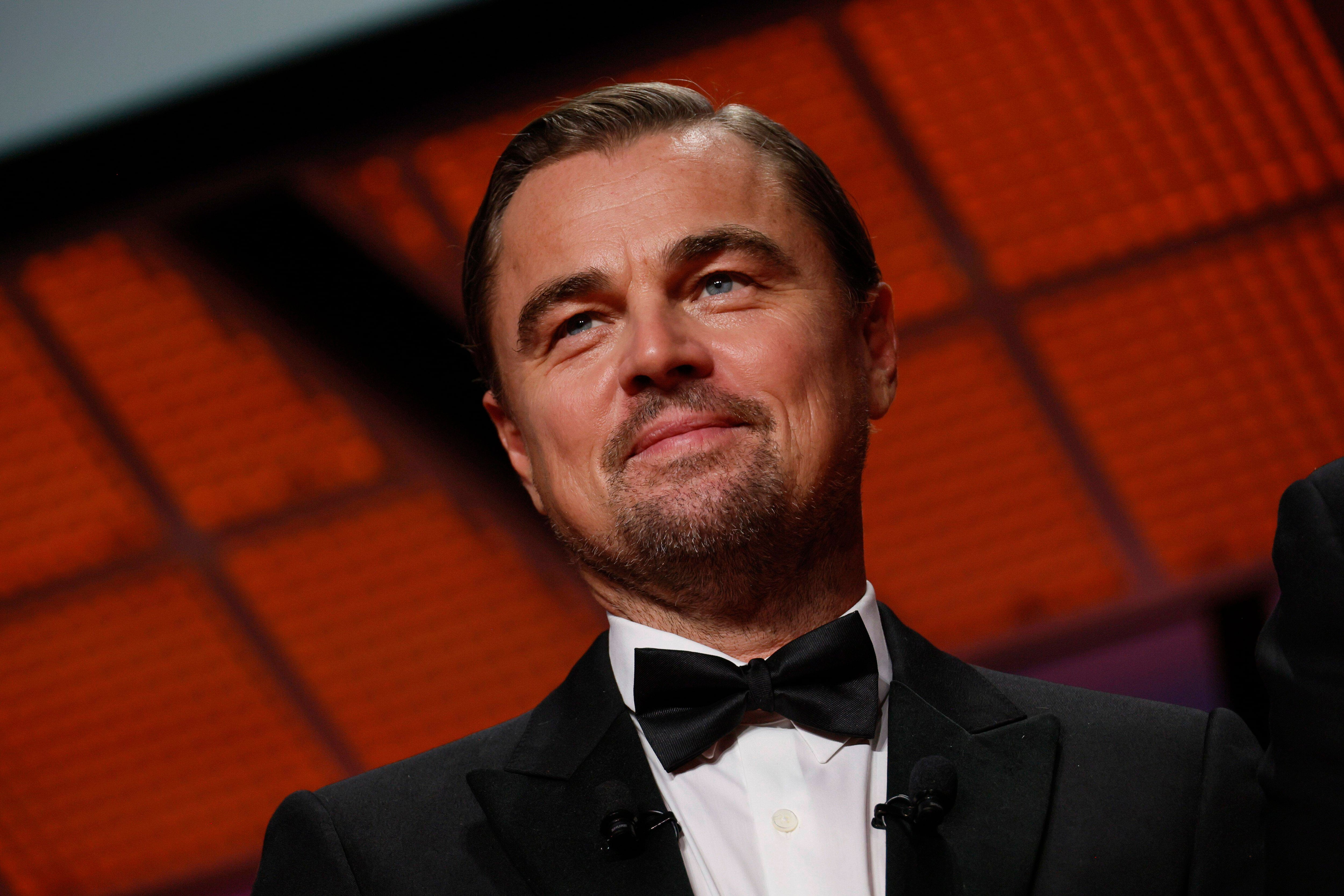 A Leonardo DiCaprio se le critica por la juventud de sus novias, pero él considera que emocionalmente tiene 32 años