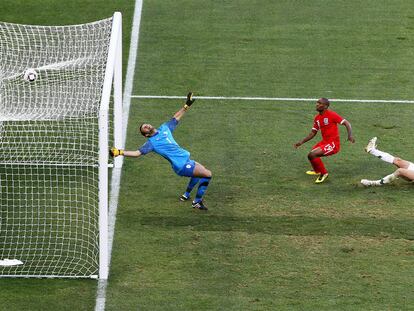 Defoe, tumbado, observa cómo su remate supera a Handanovic y se convierte en el gol del triunfo inglés.