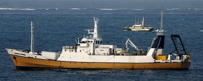El buque 'Odyssey Explorer', escoltado por una patrullera de la Guardia Civil tras salir de Gibraltar.