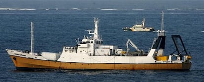 El buque 'Odyssey Explorer', escoltado por una patrullera de la Guardia Civil tras salir de Gibraltar.