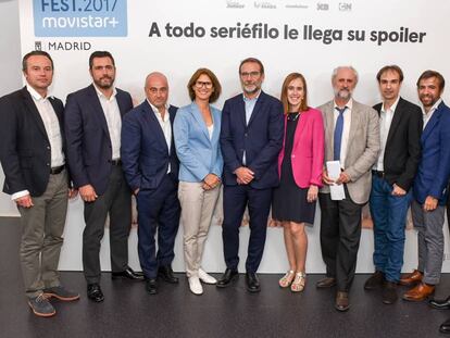 Los directivos de las cadenas participantes en el Spoiler Fest, junto a Luis Cueto (cuarto por la derecha), coordinador general de Alcaldía del Ayuntamiento de Madrid.