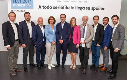 Los directivos de las cadenas participantes en el Spoiler Fest, junto a Luis Cueto (cuarto por la derecha), coordinador general de Alcaldía del Ayuntamiento de Madrid.
