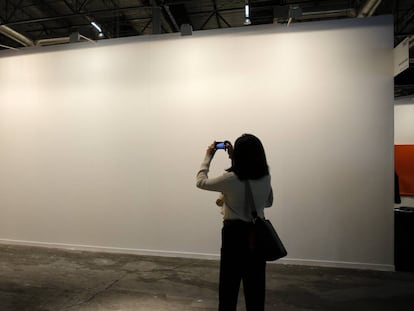 Espacio de la galería Helga de Alvear donde se exhibían la obra 'Presos políticos en la España contemporánea' de Santiago Sierra.