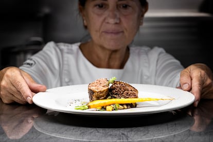 Plato de figatell sobre una base de revuelto de patatas y morcilla y ajos tiernos presentado por Ana Ferrer, dueña junto a su hermano Pep del restaurante Ca Pepico (Valencia), este jueves.