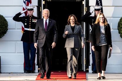 Kamala Harris, vicepresidenta de Estados Unidos (en el centro), el pasado lunes junto a Joe Biden, poco antes del acto de la firma de la ley de infraestructuras.