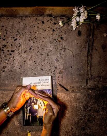 Un hombre enciende una vela frente a la casa de Cartagena del escritor.