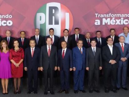 Manlio Fabio Beltrones (quinto por la izquierda en la fila de abajo), con Carolina Monroy y gobernadores del PRI.