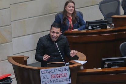 El senador Jota Pe Hernández durante el debate que definía el uso adulto del cannabis en Colombia, en el Senado de la República, en Bogotá, el 15 de junio de 2023.