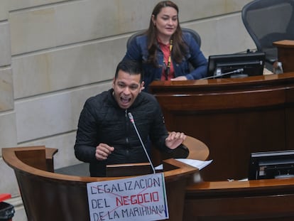 El senador Jota Pe Hernández durante el debate que definía el uso adulto del cannabis en Colombia, en el Senado de la República, en Bogotá, el 15 de junio de 2023.