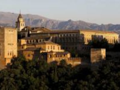 Una turista británica que quería visitar la Alhambra confundió la ciudad española de Granada con la isla caribeña del mismo nombre, donde aterrizó por error tras un largo vuelo transoceánico el pasado septiembre, informó hoy la cadena británica BBC. EFE/Archivo