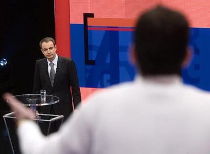 Uno de los ciudadanos participantes en el programa hace una pregunta al presidente del Gobierno.