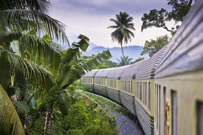 El Eastern & Oriental Express, tren de la compañía Belmond que une Bangkok con Singapur, a su paso por Malasia. 