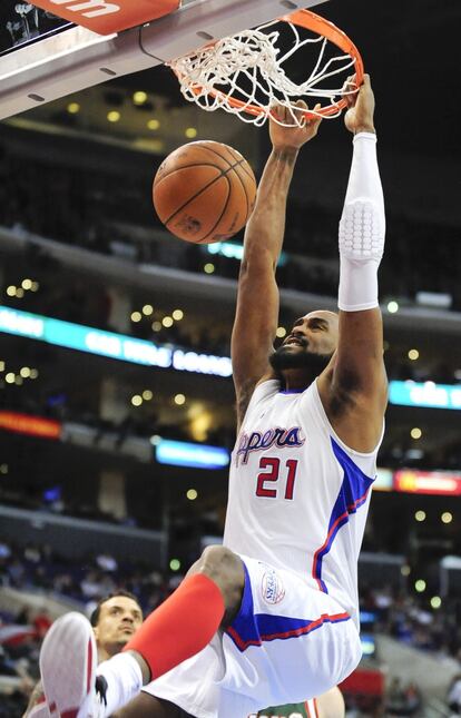 El francés Ronny Turiaf, de los Clippers, machaca ante MIlwaukee.