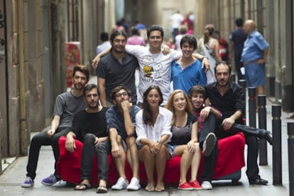 Alumnos de la ESCAC, que han participado en la película <i>Puzzled love, </i>a las puertas de la sede de la productora Escándalo Films en el barcelonés barrio del Raval.