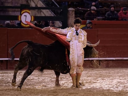 Manoletina de Jesús E. Colombo en un ruedo embarrado.