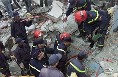 Los bomberos buscan supervivientes entre las ruinas de un edificio de Imzuren.