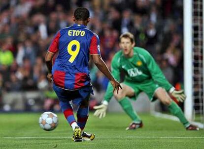 Eto&#39;o encara a Van der Sar.