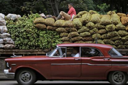 Un camión cargado de platanos y otros productos agrícolas, camino de un mercado estatal de La Habana.