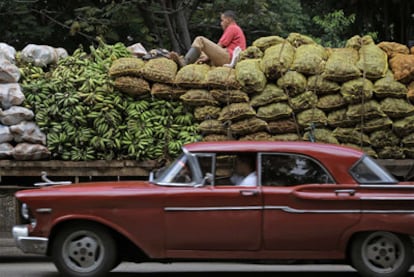 Un camión cargado de platanos y otros productos agrícolas, camino de un mercado estatal de La Habana.