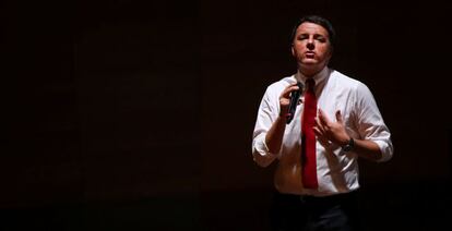 El primer ministro italiano, Matteo Renzi, durante un mitin a favor del S&iacute; en el refer&eacute;ndum del 4 de diciembre sobre la reforma de la Constituci&oacute;n.