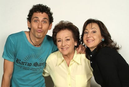 De '7 vidas' salió otra serie muy popular de la televisión española, 'Aida', emitida en Telecinco. Carmen Machi era la asistenta de Sole y posteriormente de Gonzalo en el bar. De izquierda a derecha, Paco León, Baró y Machi en una escena de 'Aida'.