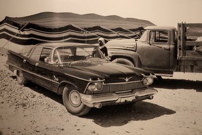 Imagen de los primeros coches en el emirato expuesta en el Museo Nacional de Qatar.  