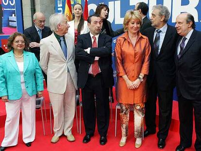 Aguirre, y a su derecha Garci, en la entrega de los Premios de Cultura de la Comunidad de Madrid 2006.