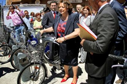 La alcaldesa de Valencia, Rita Barberá, durante la presentación del servicio de bicicletas.