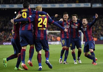 El jugador celebra junto a sus compañeros el gol de de Jeremy Mathieu durante el partido de liga contra el Real Madrid en el Camp Nou, el 22 de marzo de 2015.