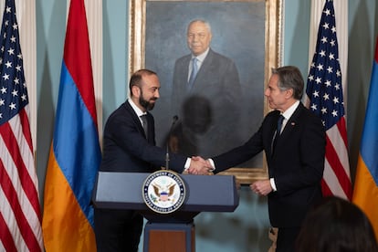 El secretario de Estado de EE UU, Antony Blinken, saluda al ministro armenio de Exteriores, Ararat Mirzoyn, durante la firma del acuerdo de cooperacin estratgica, este lunes, en Washington.