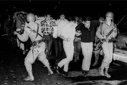 Soldados mexicanos arrestan a un grupo de estudiantes durante la revuelta de octubre de 1968.