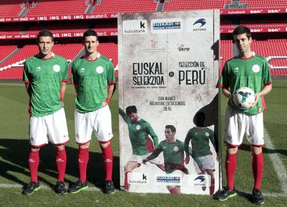 De Marcos, Aduriz y Susaeta, en San Mamés, junto al cartel anunciador del Euskadi-Perú.