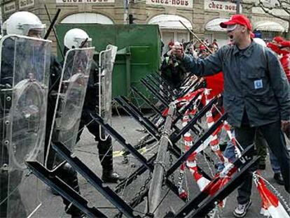 Un trabajador de Arcelor se enfrenta a la policía en medio de una barricadas.
/ REUTERS