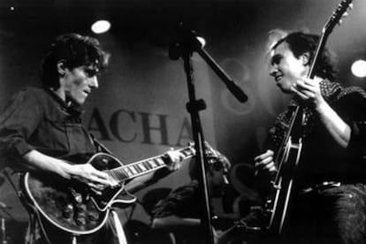 Antonio Vega, a la izquierda, y Nacho García Vega, en el concierto de despedida de Jácara, el 19 de octubre de 1988.