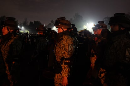 Integrantes de las Fuerzas Armadas de México participan en el desfile por el 214 aniversario del inicio de la Independencia de México.