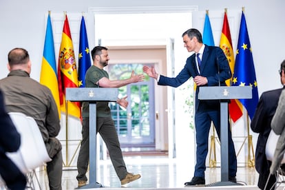 El presidente del gobierno español, Pedro Sánchez (derecha), y el presidente de Ucrania, Volodímir Zelenski​, estrechan la mano tras firmar el acuerdo.