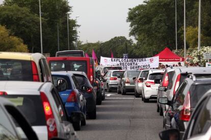 Una huelga de trabajadores dificulta los accesos a Port Aventura. 