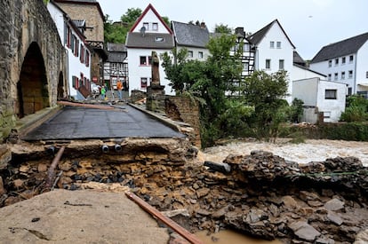 Daños causados en la localidad de Bad Muenstereifel, este jueves. “Se han desplegado brigadas de bomberos y socorristas en muchos lugares. Todavía no tenemos una imagen muy precisa [de lo sucedido] porque las operaciones de rescate continúan”, añadió un portavoz.