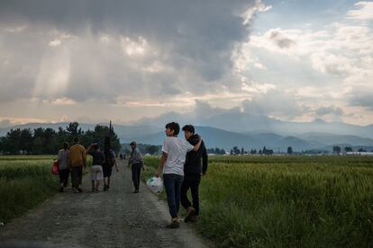 Muchos refugiados abandonaron el campo por sus propios medios para esconderse en las montañas por miedo a que la policía les deportara, y otros intentaron cruzar la frontera con Macedonia de forma ilegal.